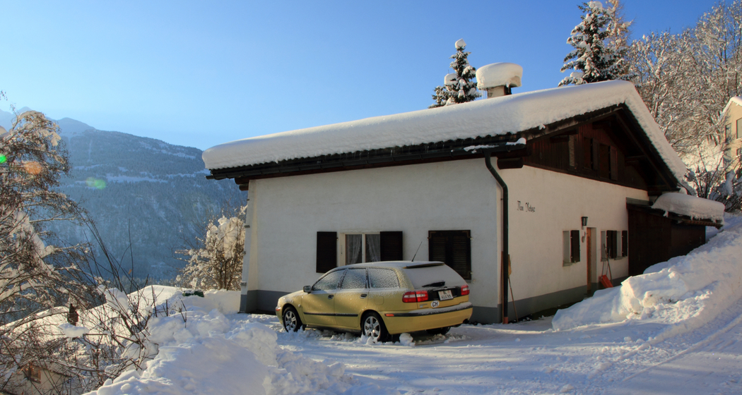 Zufahrt zum Haus im Winter