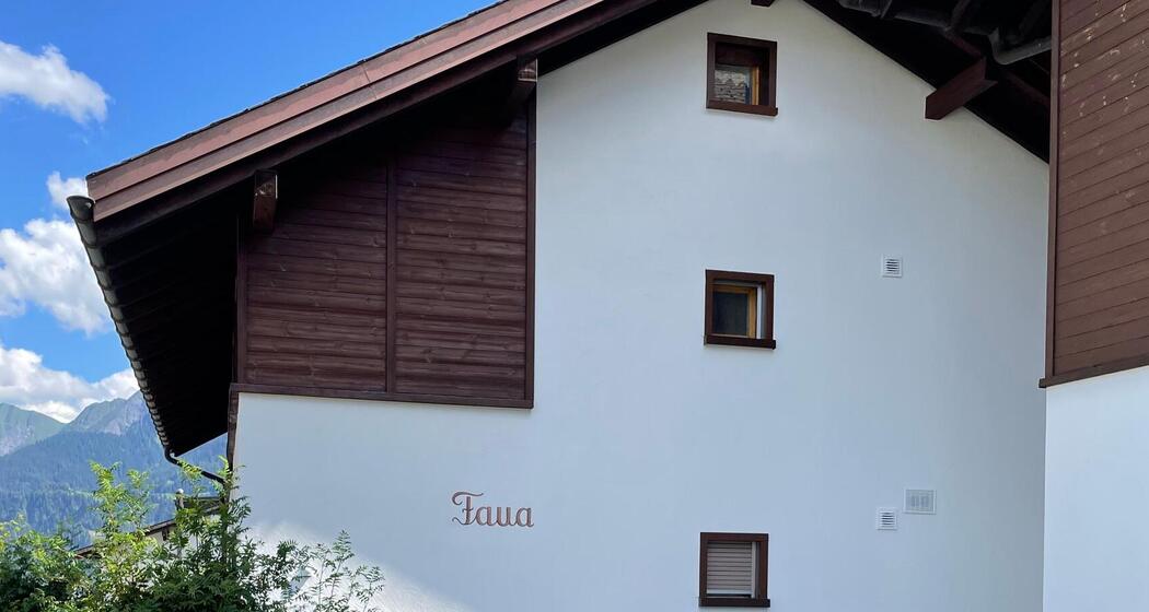 Casa Faua mit Aufschrift Faua Aussenansicht
