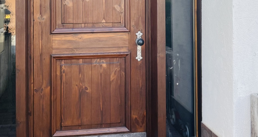 Hauseingang Casa Faua mit Hausnummer 4