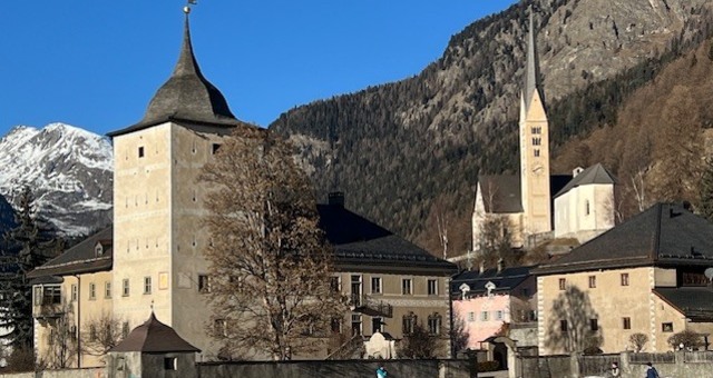 Schloss und Kirche in Zernez