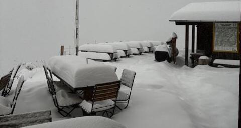 Terrasse Schesaplanahütte im Winter