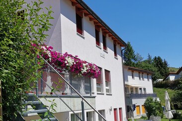 Haus Südseite mit Terrasse