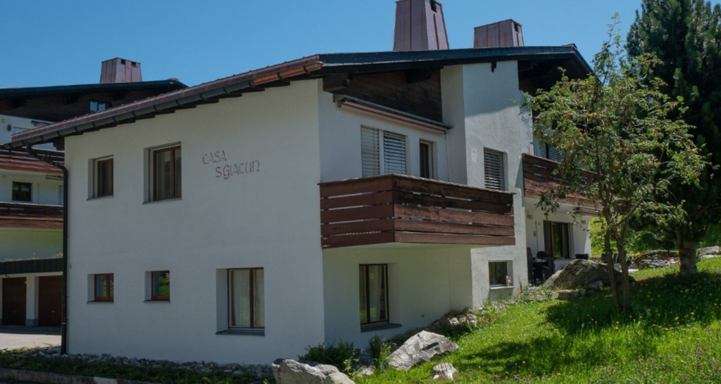Ferienwohnung Casa Sogn Giacun Guyet - Aussenansicht Sommer