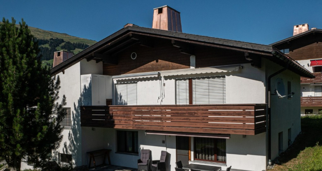 Ferienwohnung Casa Sogn Giacun Guyet - Aussenansicht Sommer untere Wohnung