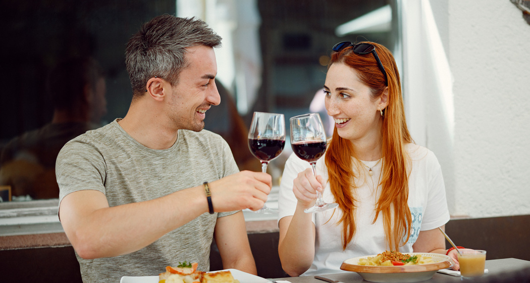 Paar stösst mir Rotwein an, Hauptgang im Restaurant Chrüz