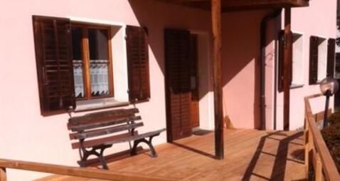Haupteingang mit Terrasse