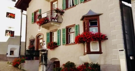 Ferienhaus Chasa Valär & BnB Ho
