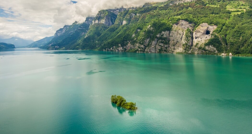 Türkisblauer Walensee im Sommer