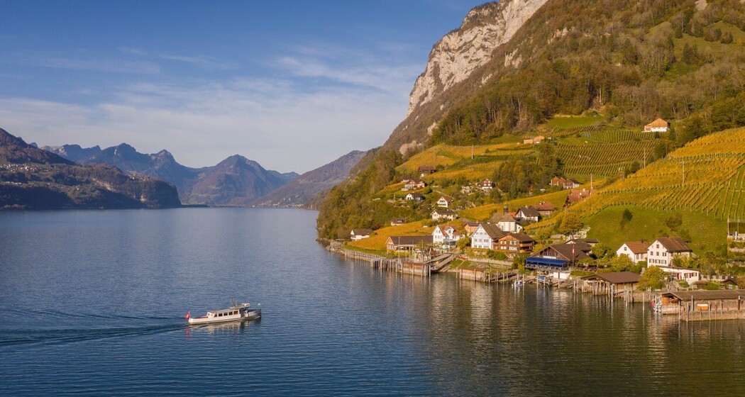 Schifffahrt auf dem Walensee bei schönem Wetter und blauem Himmel