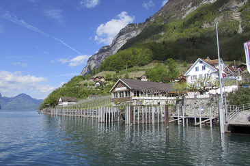 Ship landing restaurant (ctd_2e167736-dc78-4262-878d-80929bc94753_image)