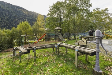 Spielplatz Valens (ctd_40f80bd9-136b-412d-8c74-3f472161d455_image)