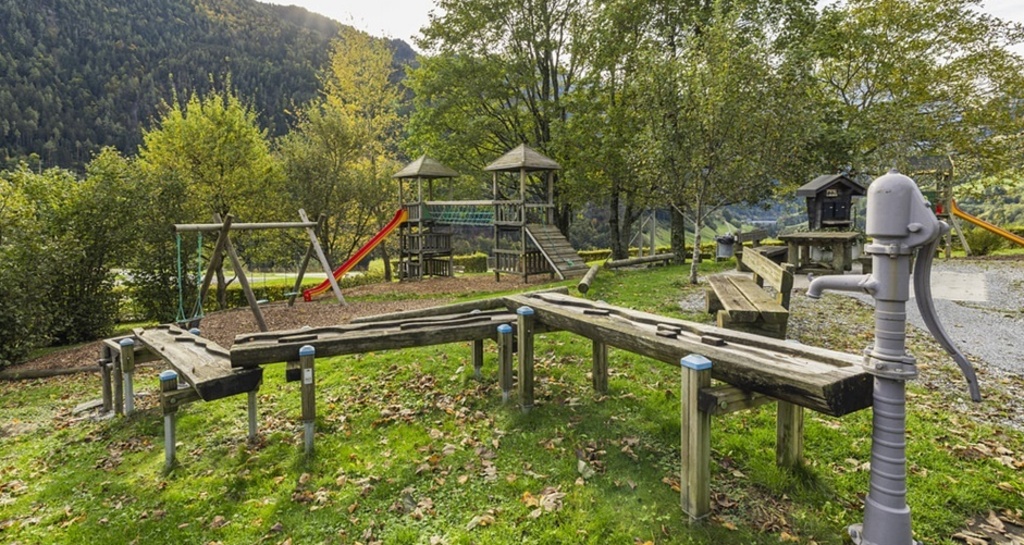 Spielplatz Valens (ctd_40f80bd9-136b-412d-8c74-3f472161d455_image)