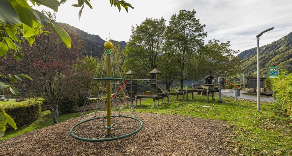 Spielplatz Valens (ctd_40f80bd9-136b-412d-8c74-3f472161d455_img01)
