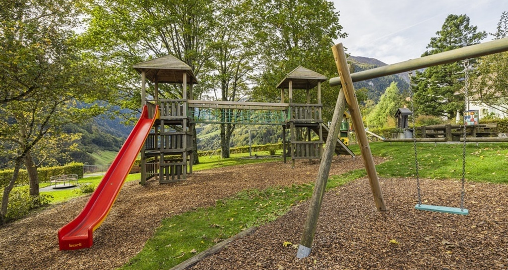 Spielplatz Valens (ctd_40f80bd9-136b-412d-8c74-3f472161d455_img02)