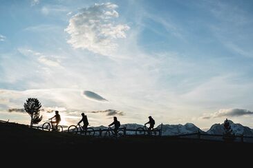 Tour à vélo au lever du soleil au Piz Nair depuis St. Moritz (exp_144e1fc)