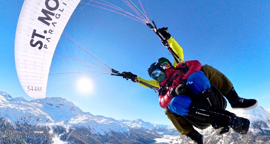 Gleitschirmfliegen im Winter ab St. Moritz (exp_421e803)