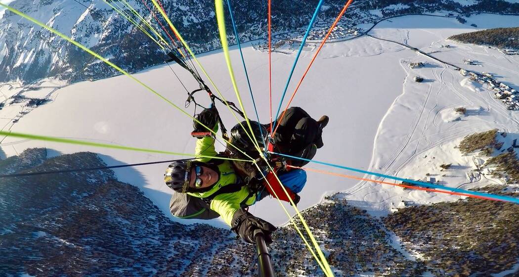 Gleitschirmfliegen im Winter ab St. Moritz (exp_897e56d)