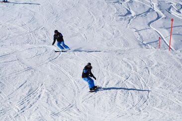 Snowboard course group for kids aged 7 to 16 in Arosa (exp_950e811)