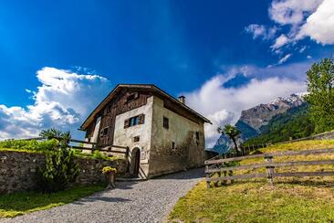 Guided tour of Heidi's home in the Heidi Village in Maienfeld (exp_cad9472)
