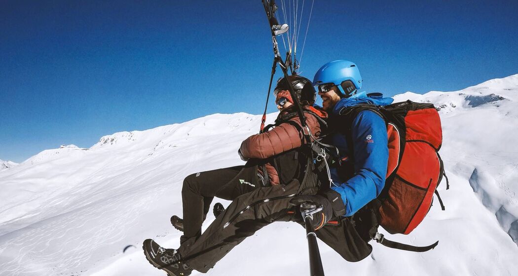 Schneeschuhwandern und Gleitschirmfliegen in Klosters (exp_dacf290)