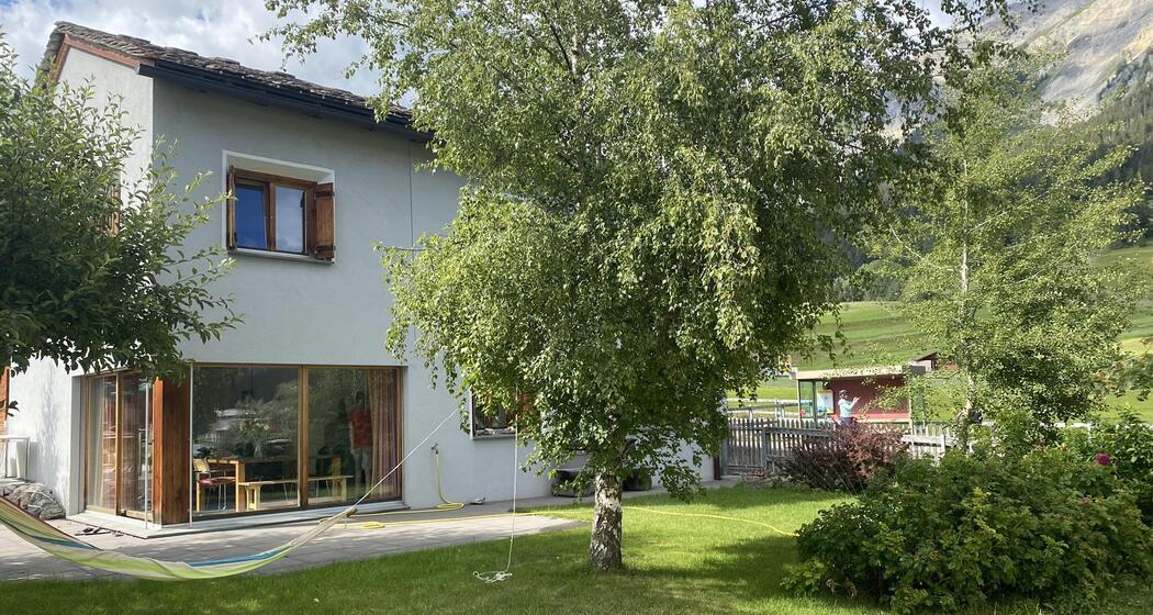 Aussenansicht Tgesa Grischa Sommer