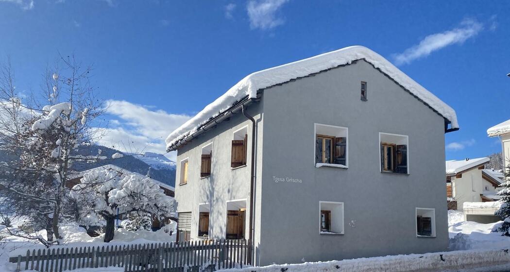 Aussenansicht Tgesa Grischa Winter