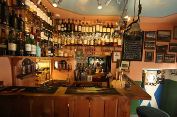 smallest-whisky-bar-on-earth-guinness-world-record.webp