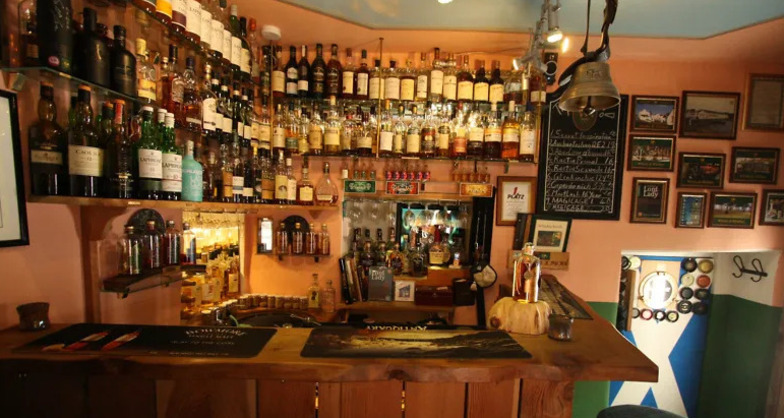 smallest-whisky-bar-on-earth-guinness-world-record.webp