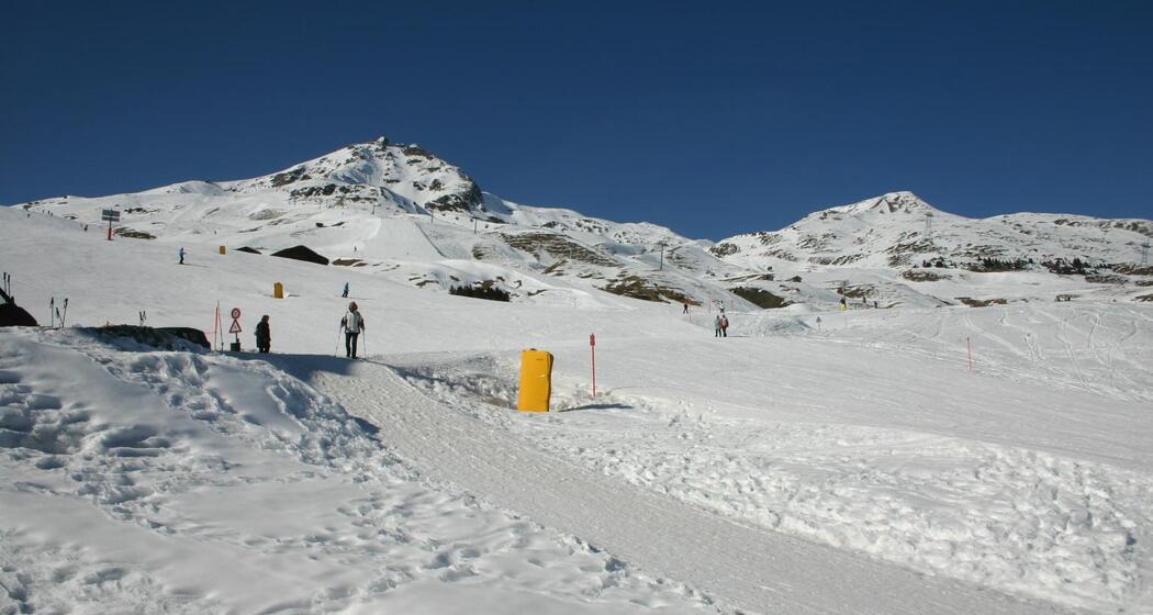 Wanderwege und Skipiste direkt vor dem Hausu