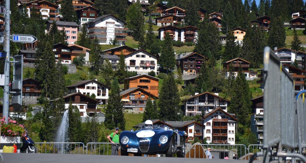 Haus Bisang mit CH-Kreuz / Sicht auf Classic Car