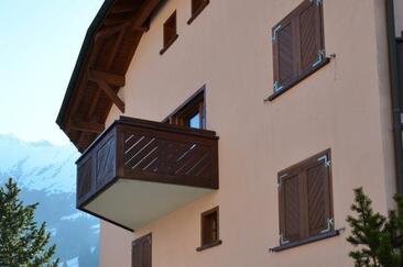 Aussenansicht mit Hauseingang