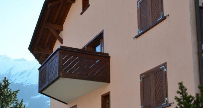 Aussenansicht mit Hauseingang