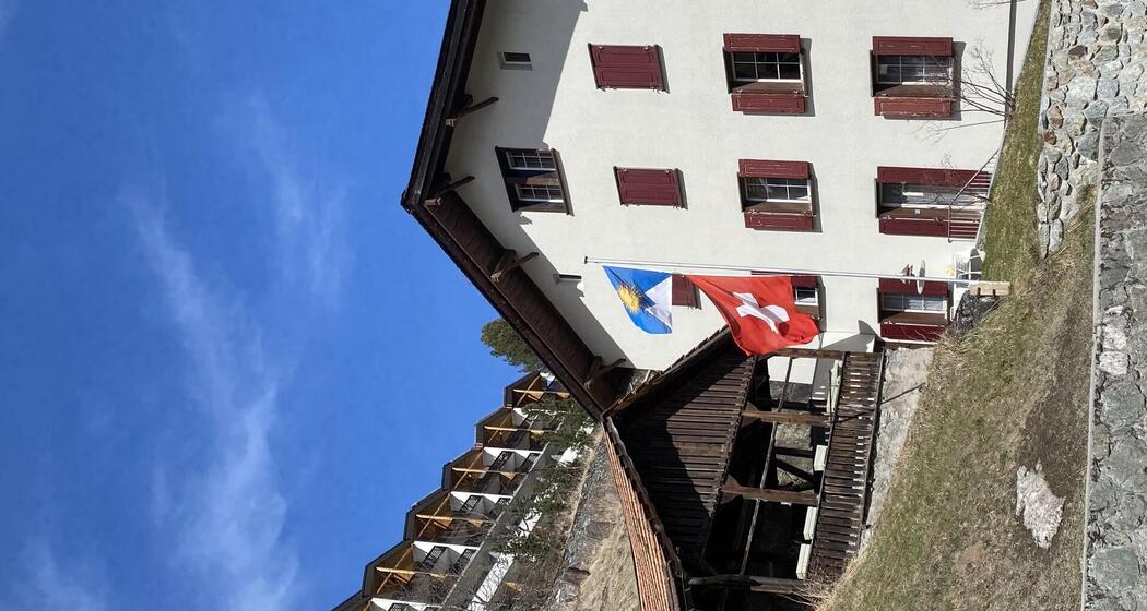 Haus Weisshorn mit Fahnen