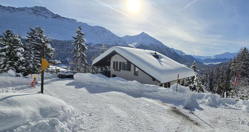 Strassenblick auf Haus