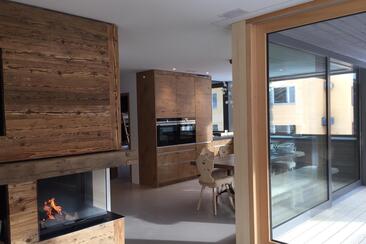 Livingroom & open kitchen