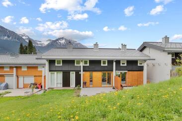 Front hinter dem Haus mit Terrasse (Mittelhaus)