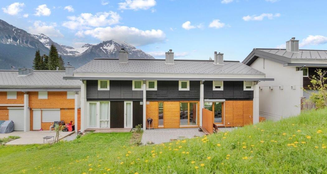 Front hinter dem Haus mit Terrasse (Mittelhaus)