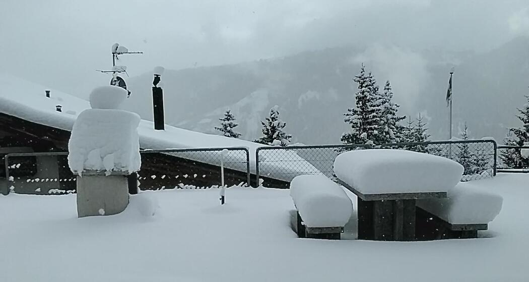 Gemeinschaftsgrill mit Steintisch und -bänken