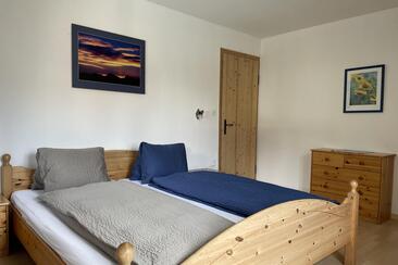 Schlafzimmer mit Doppelbett (1)