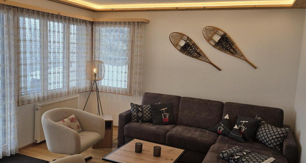 Wohnzimmer mit Blick auf Sitzplatz