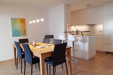 Wohn- und Essraum mit Blick in die offene Küche