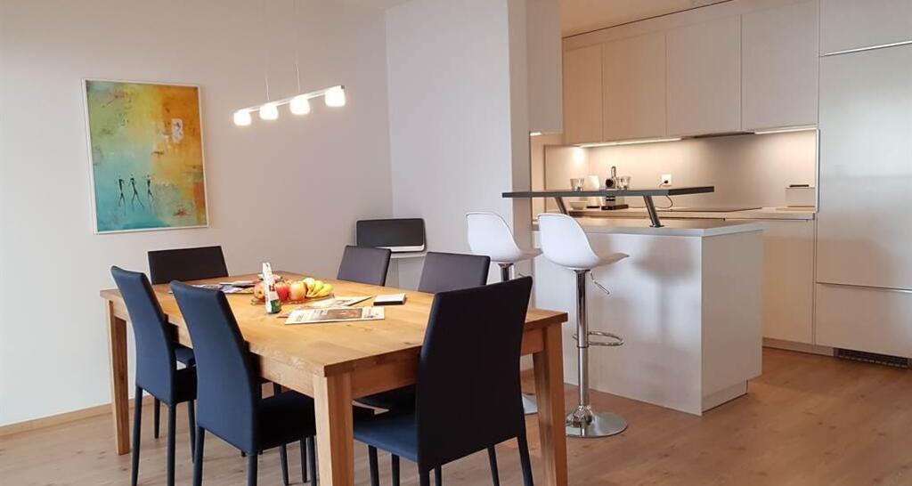 Wohn- und Essraum mit Blick in die offene Küche