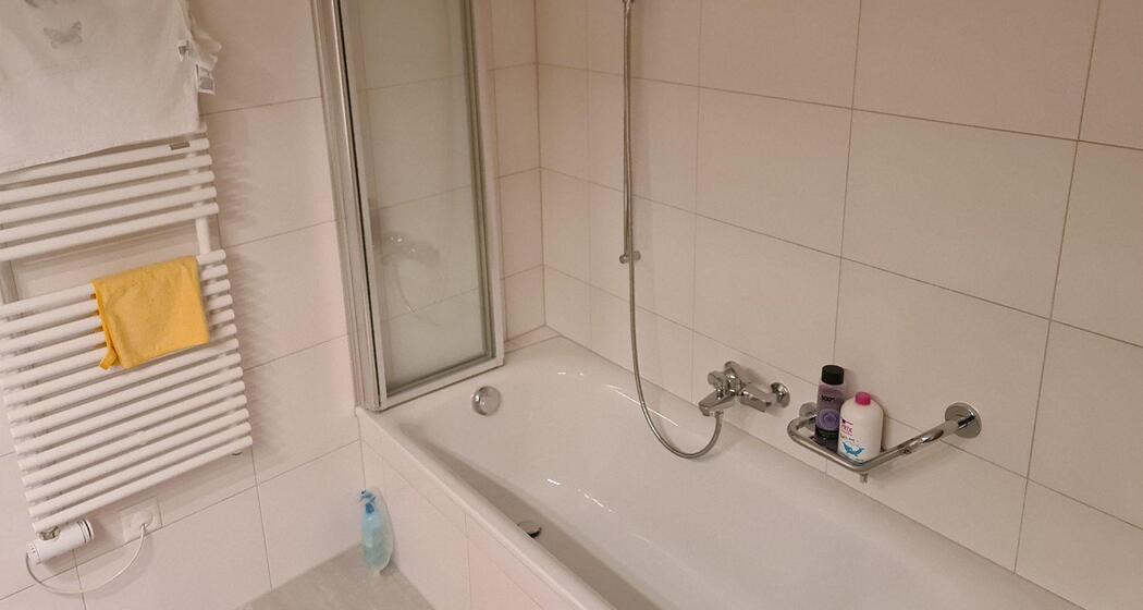 Bad mit Badewanne 2 Haag