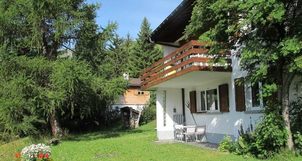 Garten mit gedecktem Sitzplatz unter dem Balkon