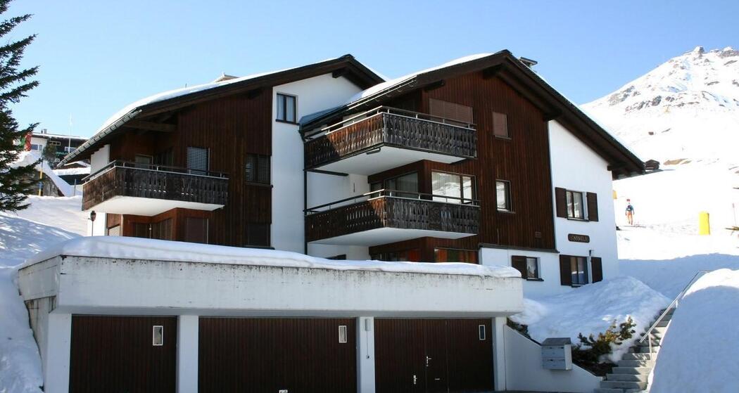 Chesa Carmela, Garagen und Treppenaufgang zum Haus