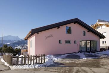 Eingang obere Wohnung und Parkplatz