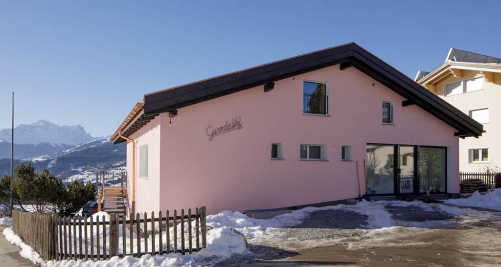 Eingang obere Wohnung und Parkplatz