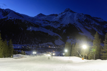 Night skiing and sledging (gdl_494793806_image)