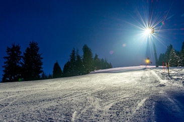 Nachtskifahren und Nachtschlitteln (gdl_650933758_image)