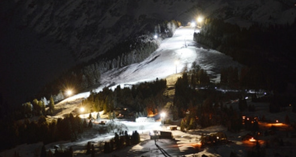 Nachtskifahren und Nachtschlitteln (gdl_650933759_image)